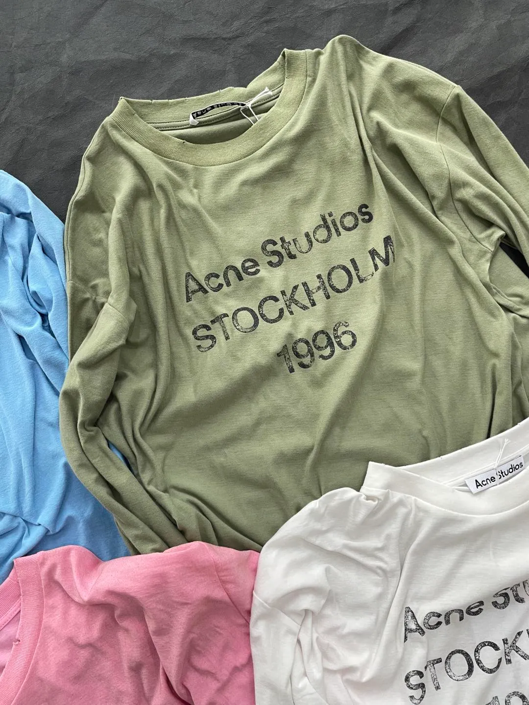 90 Acne All-Star Model A Global Series slub cotton material, Retro washed and distressed long-sleeved T-shirt with printed letters, made of slub cotton super soft fabric with excellent breathability. After washing process, the chest part is made to have a dirty feel, and the lower part shows a gradient effect, giving the clothes a natural and slightly see-through Retro style. The collar, hem and cuffs are slightly frayed to better fit the overall tone. The distressed and cracked printed letters on the chest indicate the location of the brand and headquarters and the year of establishment. It has a very basic but not monotonous design concept. It seems simple but full of trendy and fashionable charm. The overall style continues the neutral atmosphere of A. The loose-fitting wearing experience for men and women is also very friendly to the figure. It is very nice whether worn alone or as an inner layer. Grams of washed slub cotton Black, White, Pink, Green, Dark Blue, Light Blue S M L XL (chest 64, length 74.5, sleeve length 70.5, shoulder width 56) Recommended for 170cm and below, weight 80-130kg S, 170-175cm, weight 130-150kg M, 175-180cm, weight 150-170kg L, 180-185cm, weight 170-190kg XL